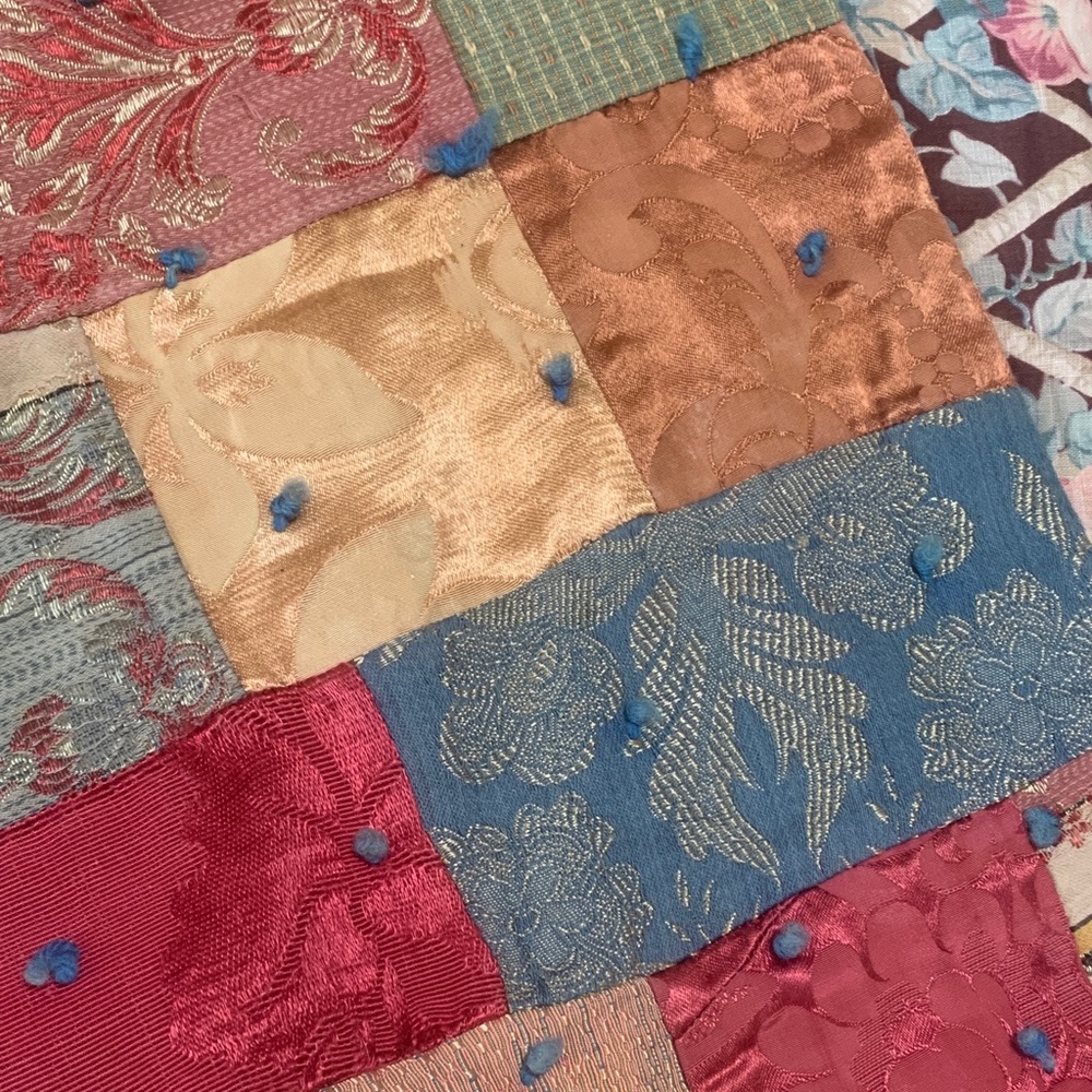 Handcrafted Patchwork Quilt with Multicolor Design - Picture 3 of 7